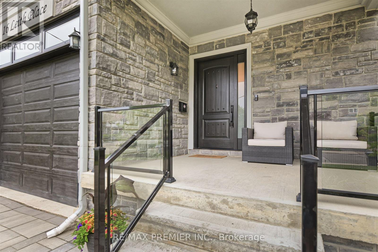 16 Leith Place, Toronto, Ontario  M4N 2R8 - Photo 2 - C12183236