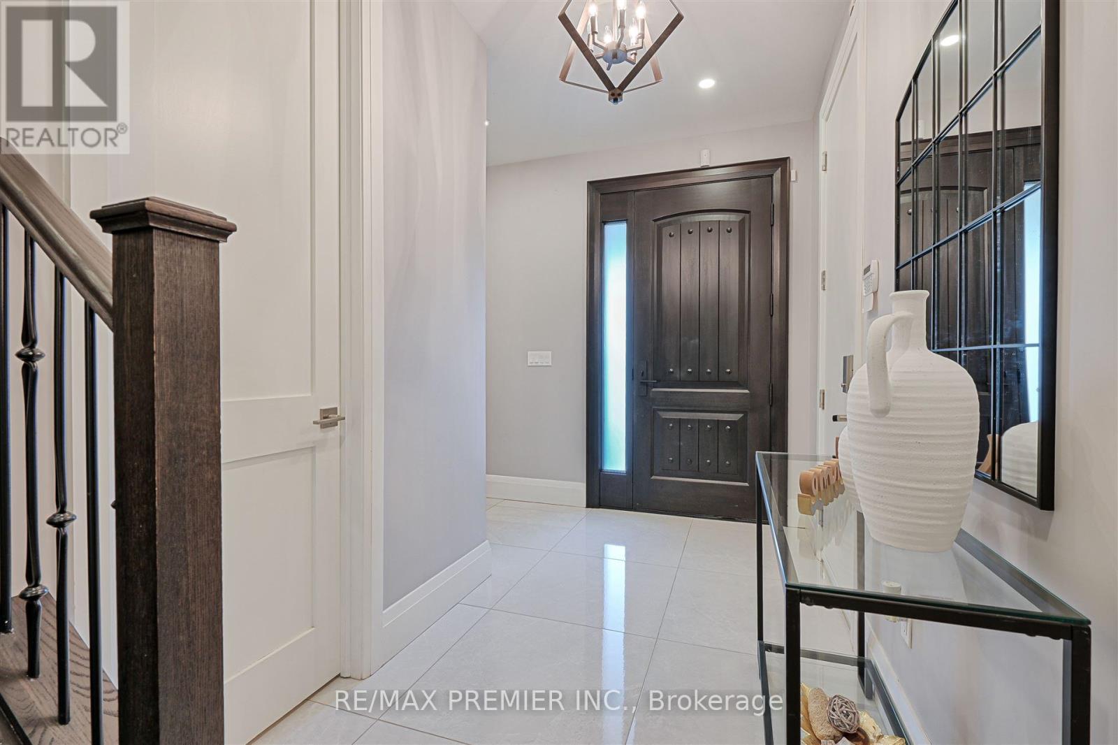 16 Leith Place, Toronto, Ontario  M4N 2R8 - Photo 3 - C12183236