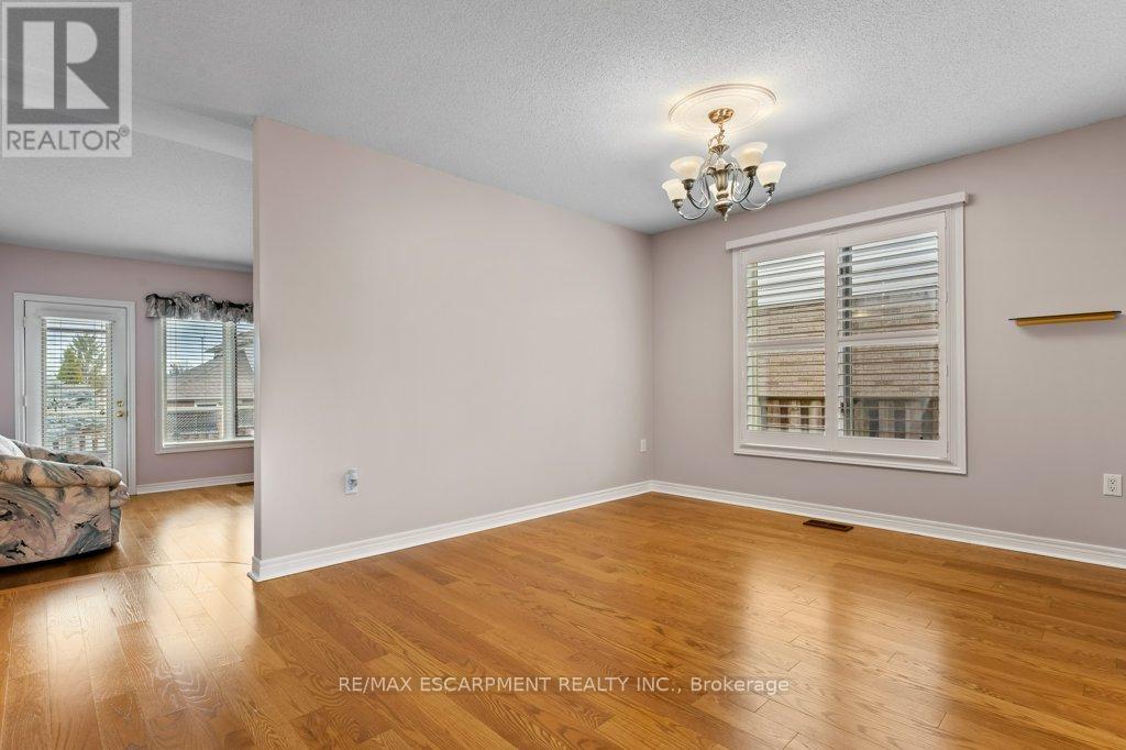 107 Dorchester Drive, Grimsby, Ontario  L3M 5H5 - Photo 11 - X11908794