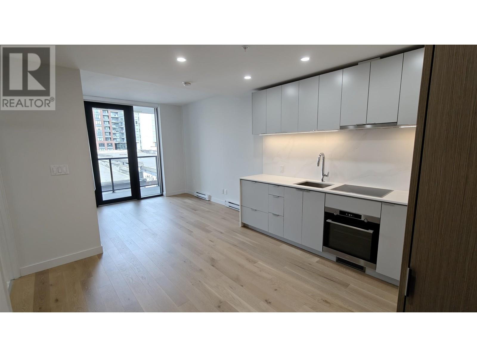 602 239 KEEFER STREET, Vancouver, British Columbia