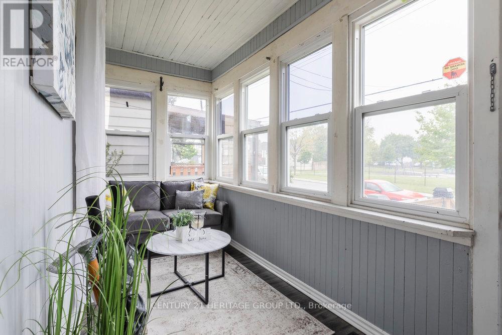 34 Benson Avenue, Hamilton (Crown Point), Ontario  L8H 3M9 - Photo 5 - X12183257