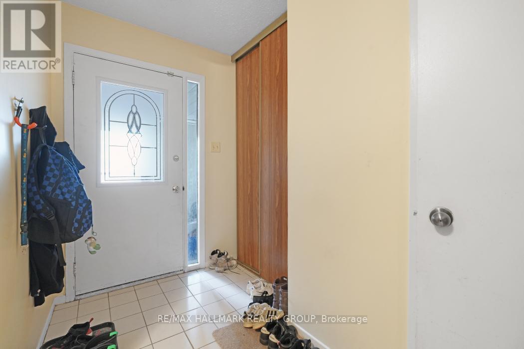 24 Erin Crescent, Ottawa, Ontario  K1V 9Z2 - Photo 3 - X12183312