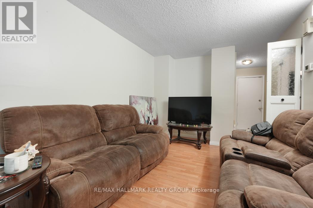 24 Erin Crescent, Ottawa, Ontario  K1V 9Z2 - Photo 4 - X12183312