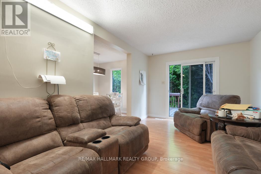 24 Erin Crescent, Ottawa, Ontario  K1V 9Z2 - Photo 5 - X12183312