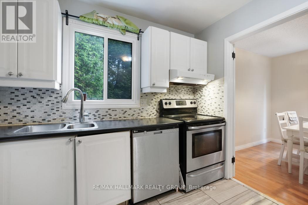 24 Erin Crescent, Ottawa, Ontario  K1V 9Z2 - Photo 8 - X12183312