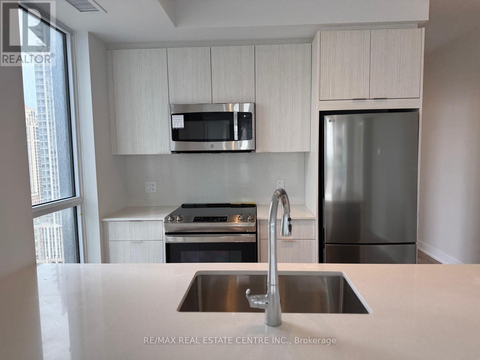 1611 - 430 Square One Drive, Mississauga, Ontario  L5B 0L6 - Photo 10 - W12180426
