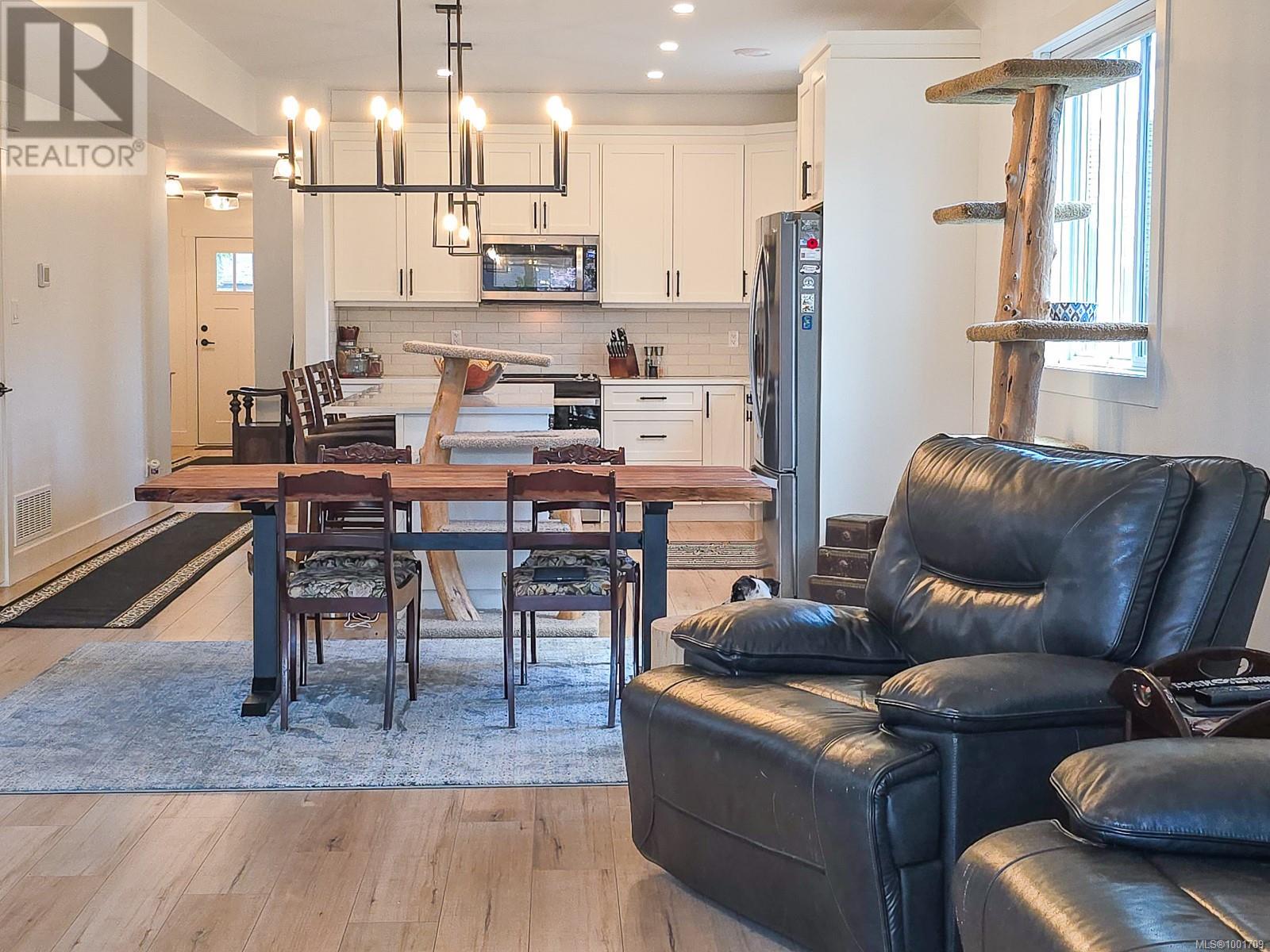 Property at 2828 Maryport Ave image 3