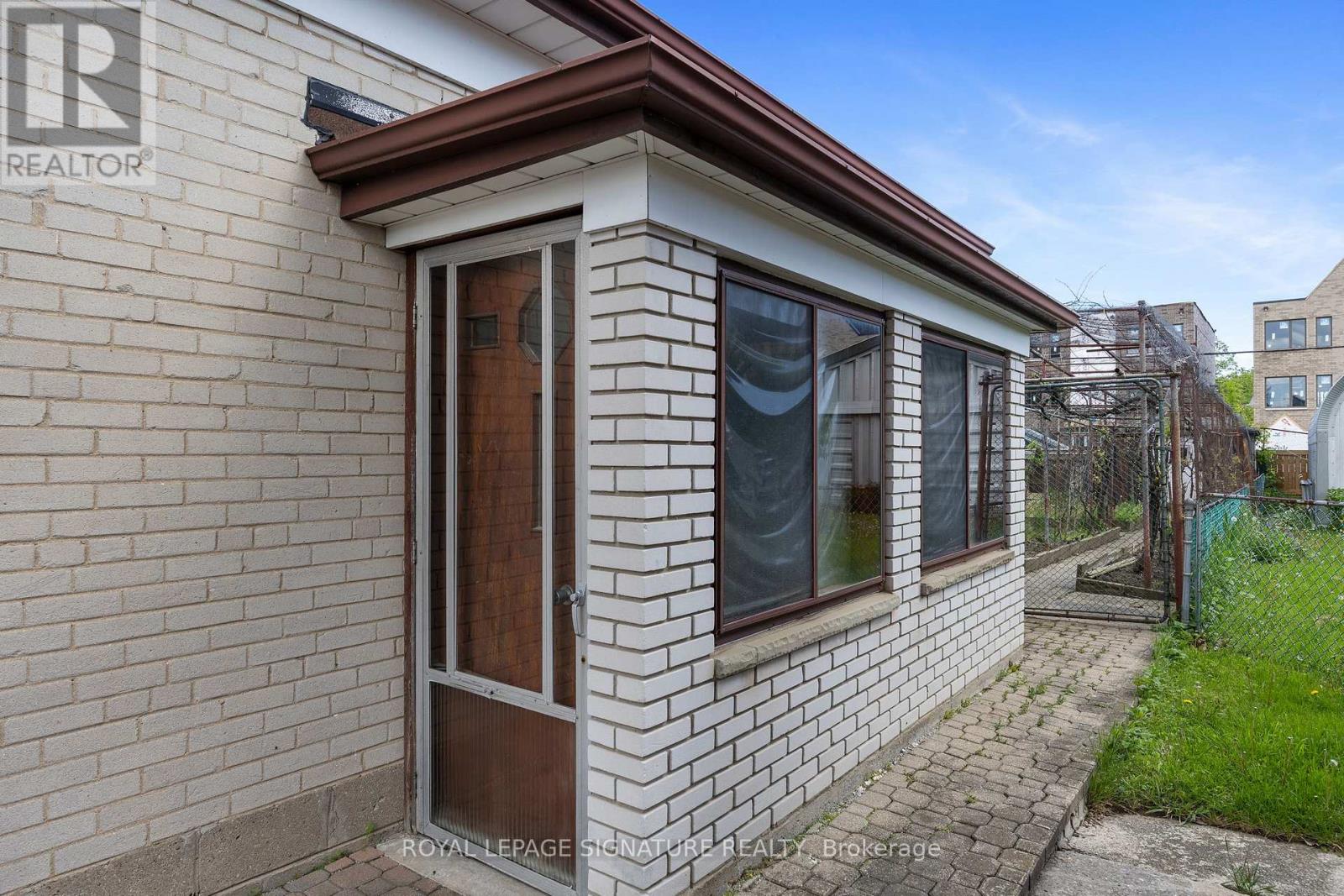 151 Ranee Avenue, Toronto, Ontario  M6A 1N3 - Photo 26 - C12180838