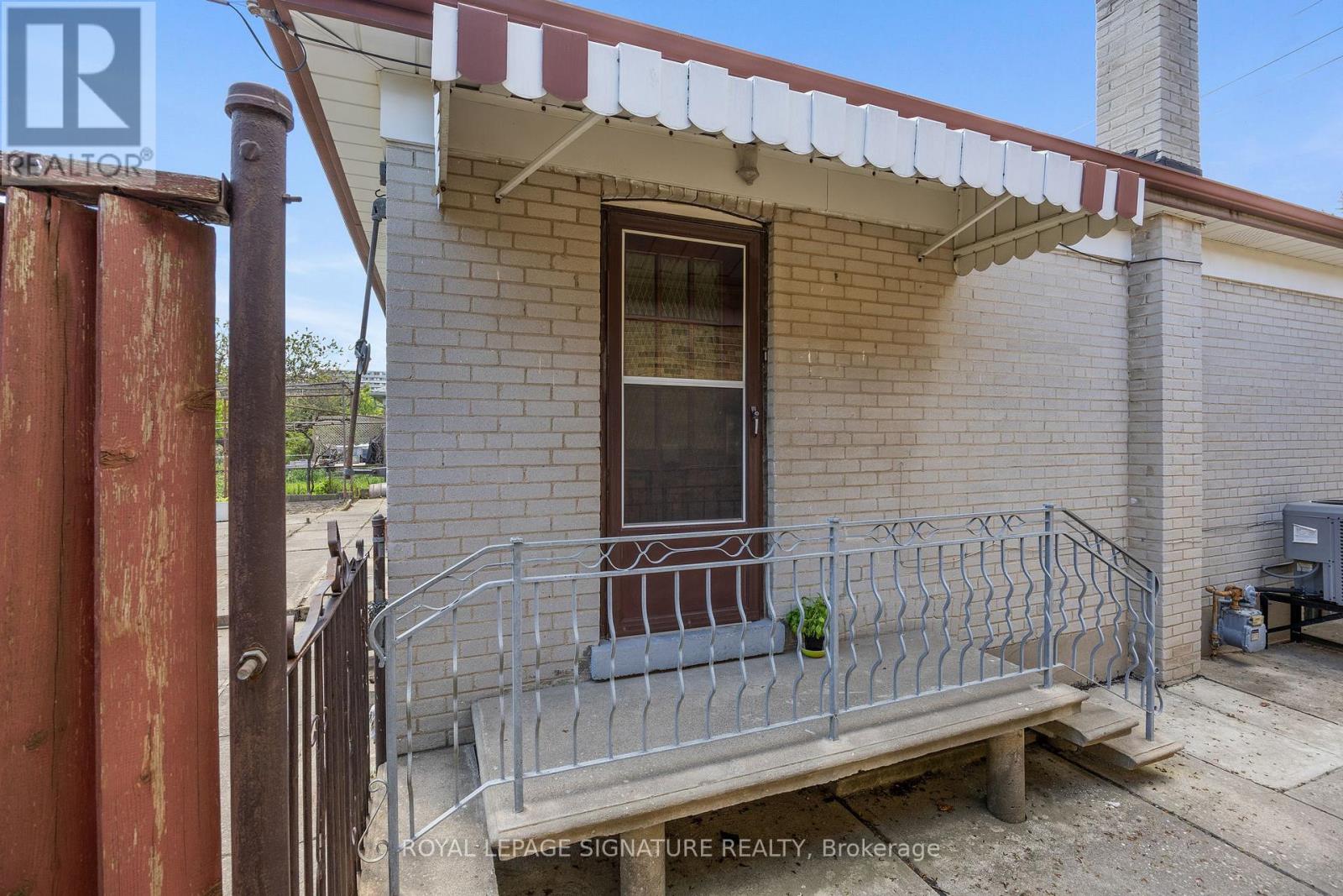 151 Ranee Avenue, Toronto, Ontario  M6A 1N3 - Photo 17 - C12180838
