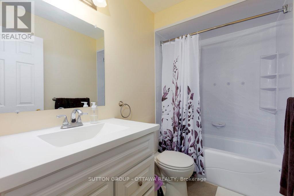 1951 Greenvale Lane, Ottawa, Ontario  K1C 6E2 - Photo 18 - X12183316