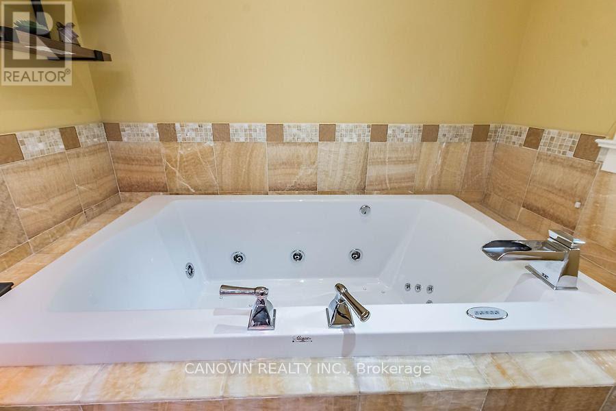 2410 Lionheart Crescent, Mississauga, Ontario  L5K 1S3 - Photo 17 - W12183347