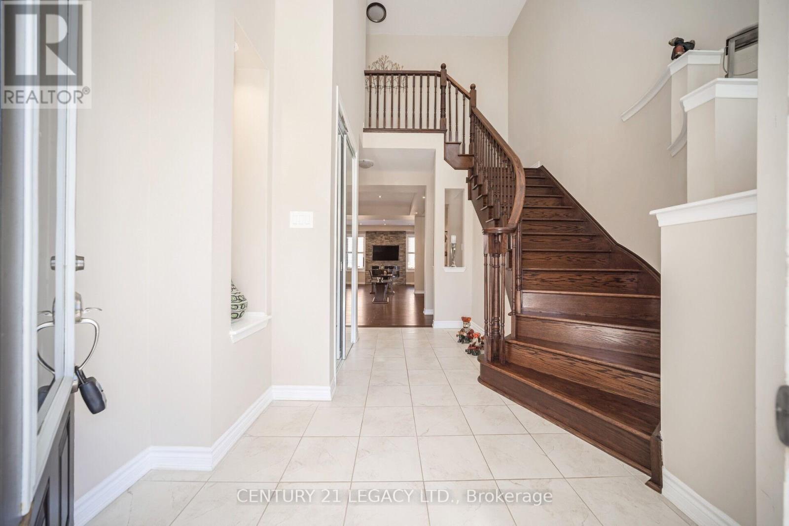 33 Callandar Road, Brampton, Ontario  L7A 4T8 - Photo 5 - W12183348