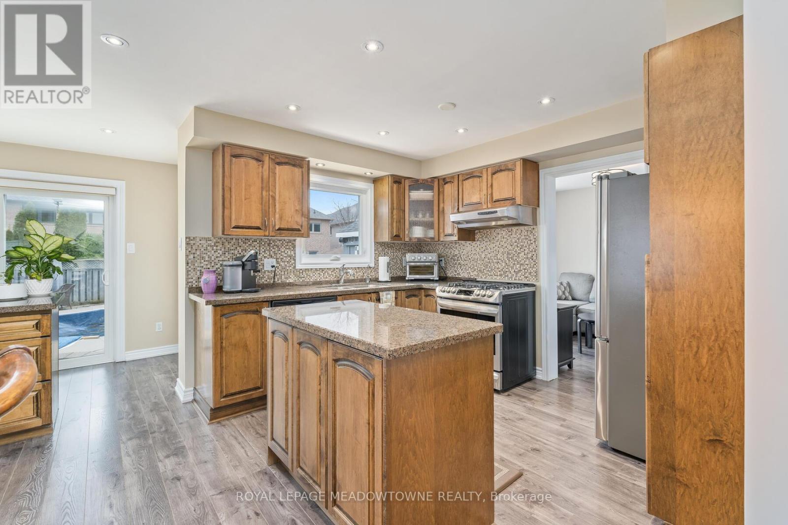 16 Chester Crescent S, Halton Hills, Ontario  L7G 5W4 - Photo 9 - W12100766