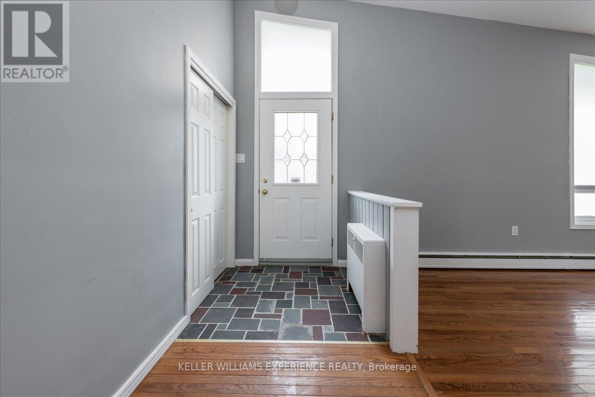 46 Eugenia Street, Barrie, Ontario  L4M 1P8 - Photo 3 - S12183375
