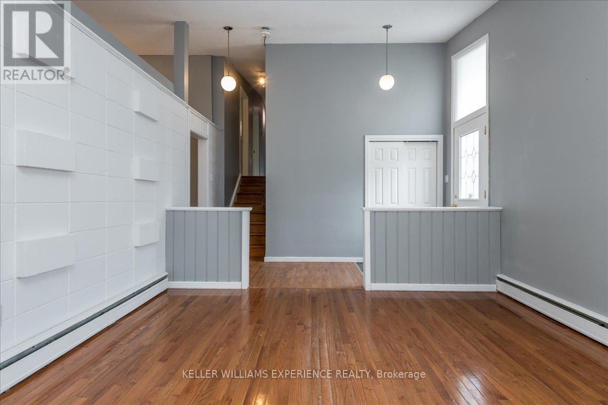 46 Eugenia Street, Barrie, Ontario  L4M 1P8 - Photo 4 - S12183375