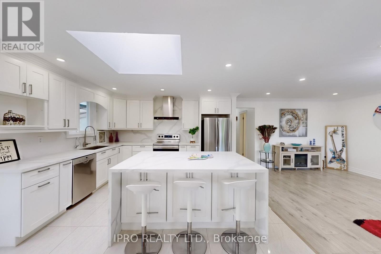 29 Clipper Road, Toronto, Ontario  M2J 4C8 - Photo 15 - C12177778