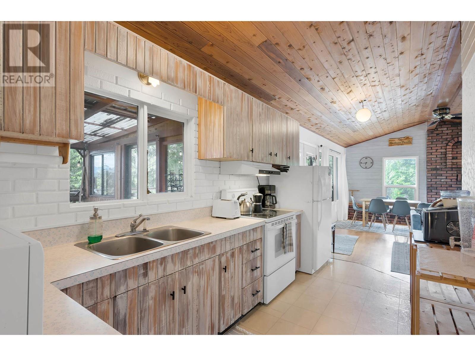 2252 Noakes Road, Magna Bay, British Columbia  V0E 1M7 - Photo 16 - 10349768
