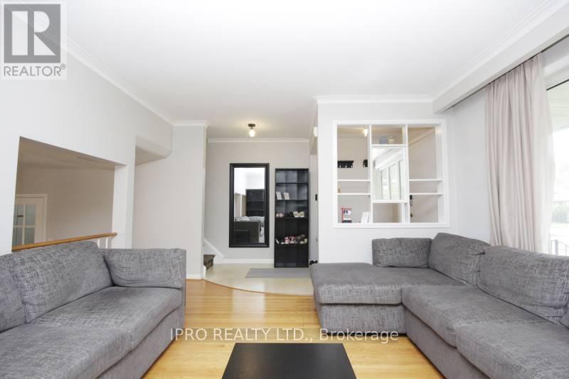 19 Dunsany Crescent, Toronto (Willowridge-Martingrove-Richview), Ontario  M9R 3W7 - Photo 7 - W12182548