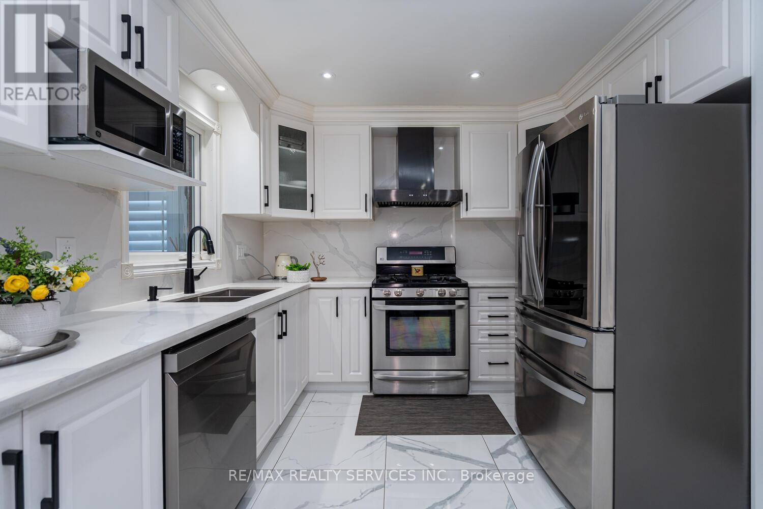 10 Gold Finch Place, Vaughan, Ontario  L4L 6N6 - Photo 13 - N12183437