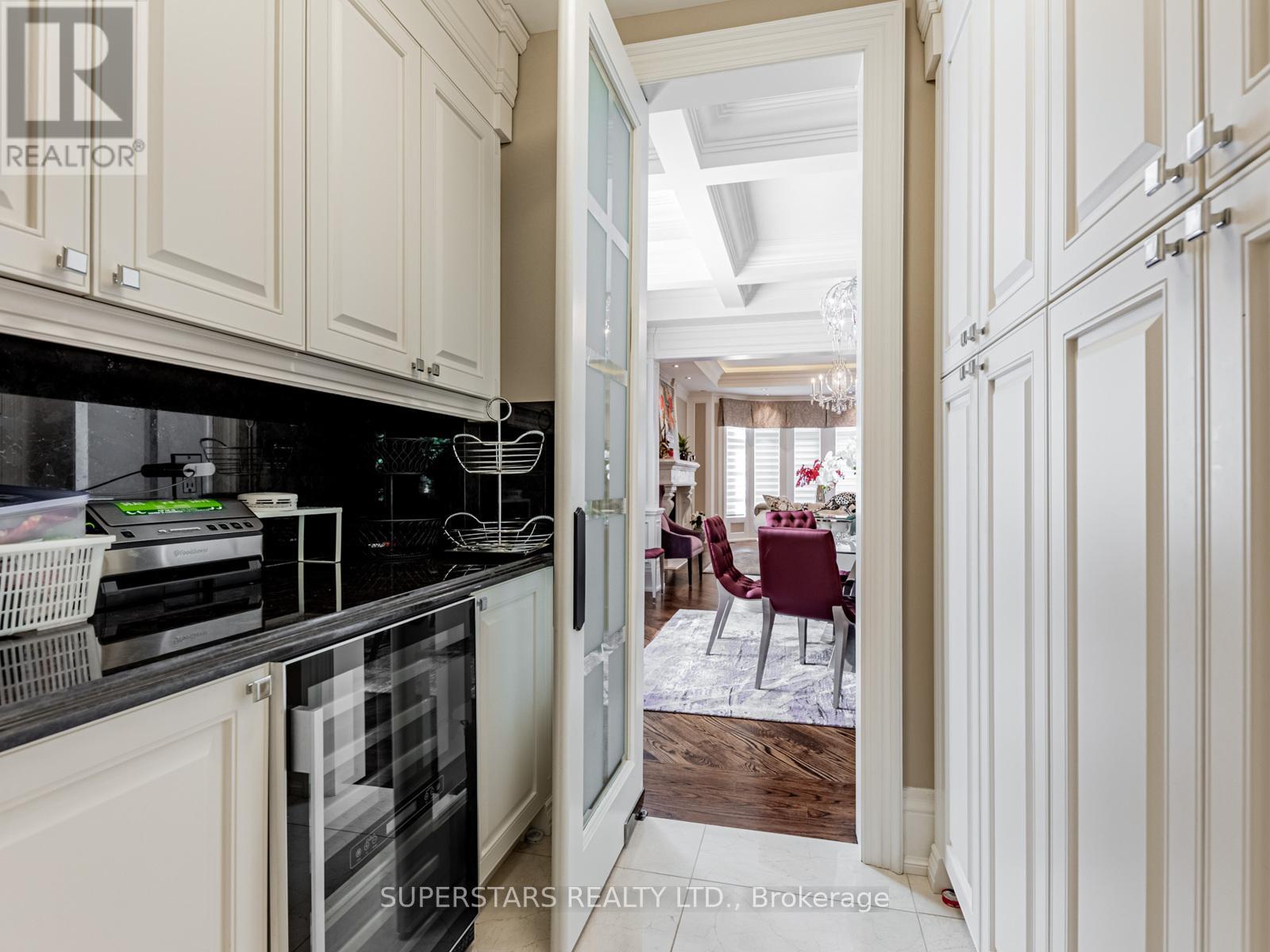 17 Westwood Lane, Richmond Hill, Ontario  L4C 6X4 - Photo 10 - N12183460