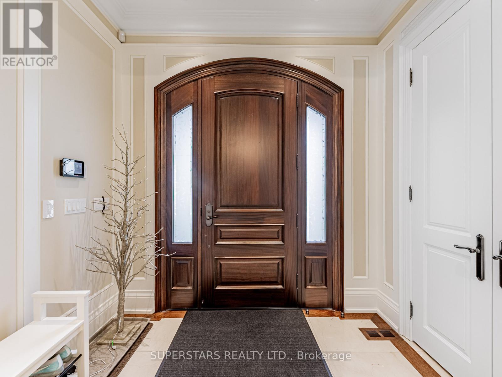 17 Westwood Lane, Richmond Hill, Ontario  L4C 6X4 - Photo 3 - N12183460