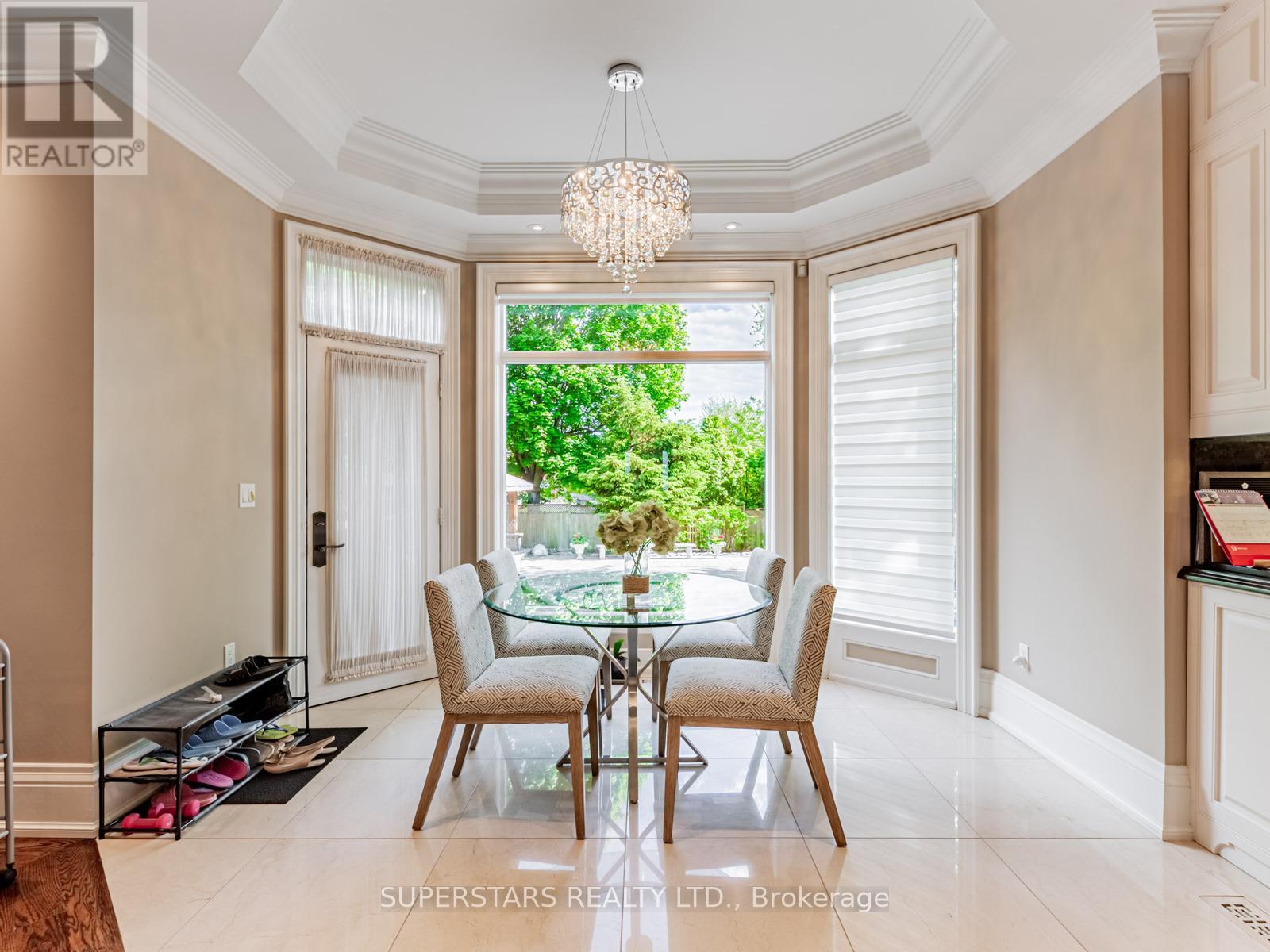 17 Westwood Lane, Richmond Hill, Ontario  L4C 6X4 - Photo 6 - N12183460