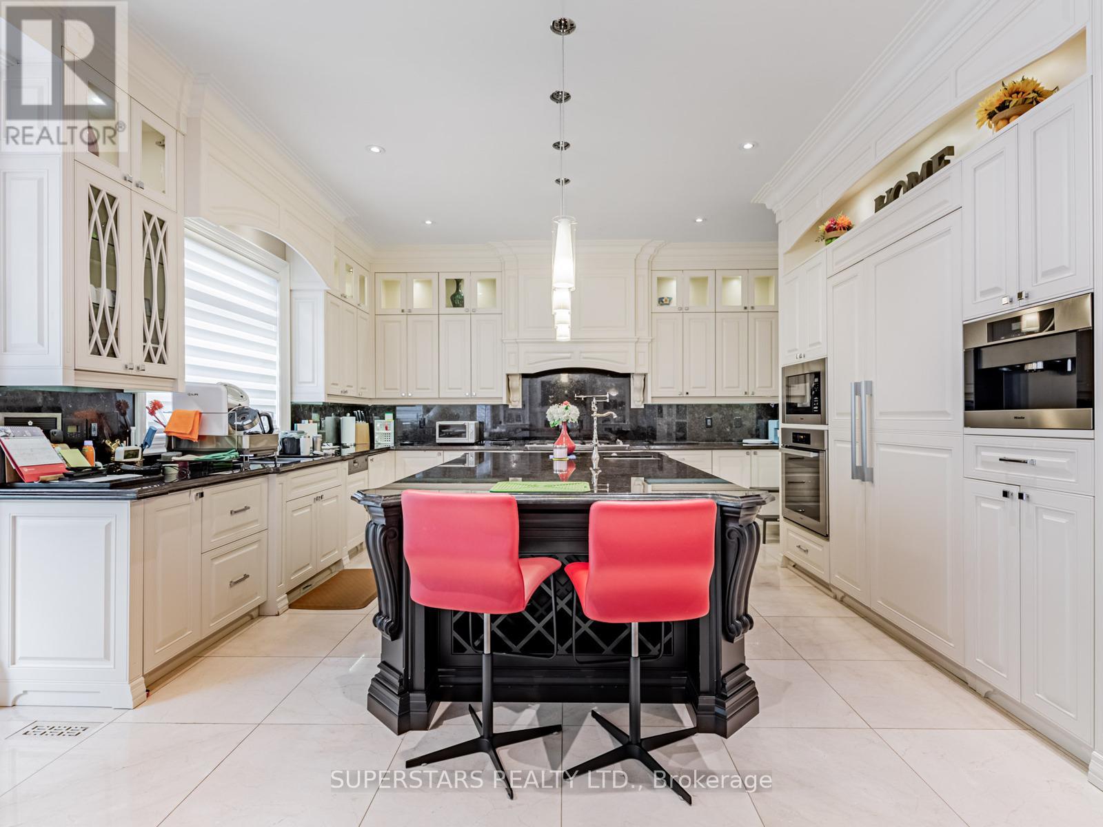 17 Westwood Lane, Richmond Hill, Ontario  L4C 6X4 - Photo 7 - N12183460