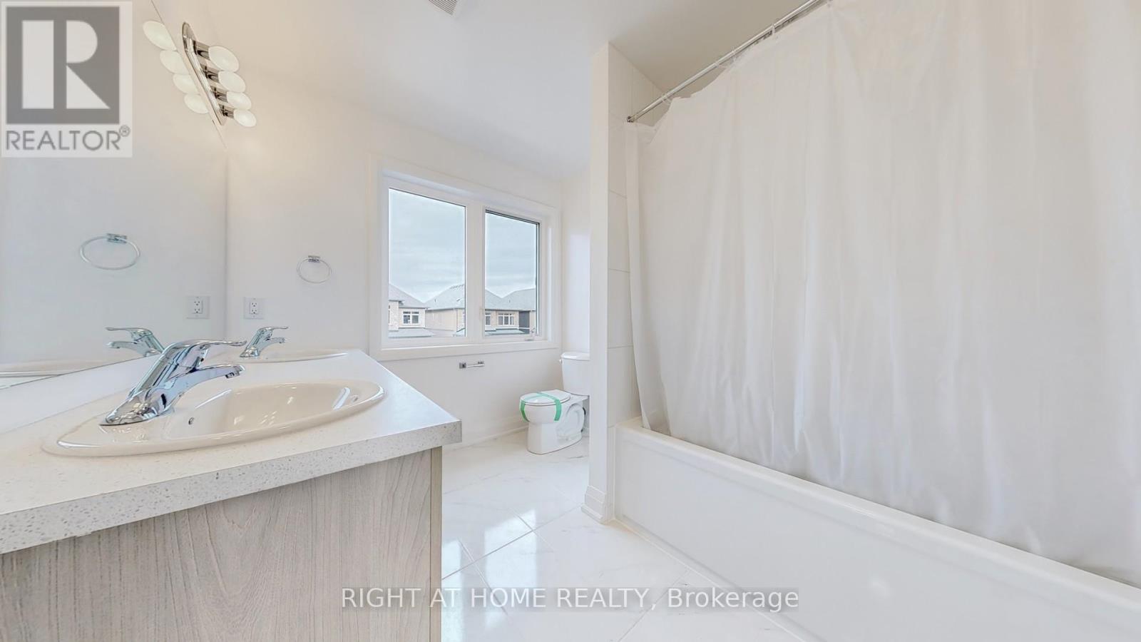 19 Barnyard Trail, Barrie, Ontario  L9J 0C2 - Photo 18 - S12183423