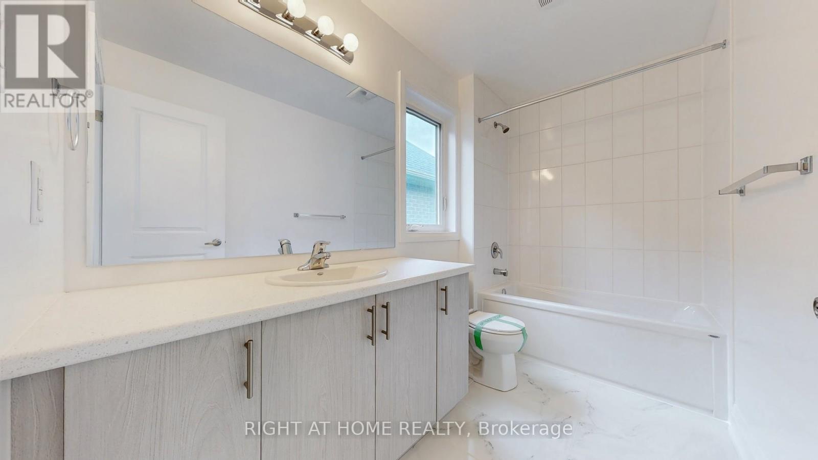 19 Barnyard Trail, Barrie, Ontario  L9J 0C2 - Photo 19 - S12183423
