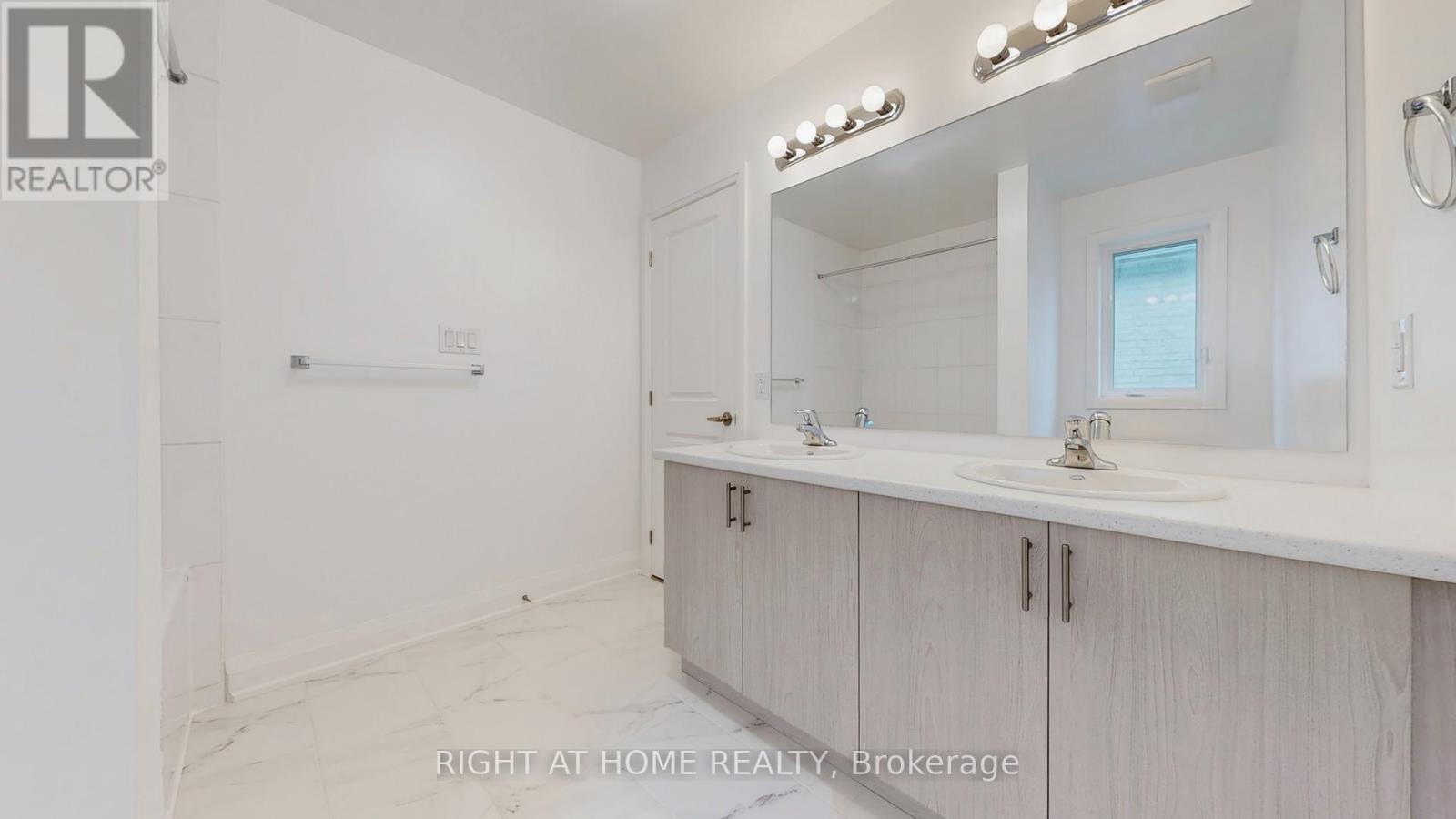 19 Barnyard Trail, Barrie, Ontario  L9J 0C2 - Photo 27 - S12183423