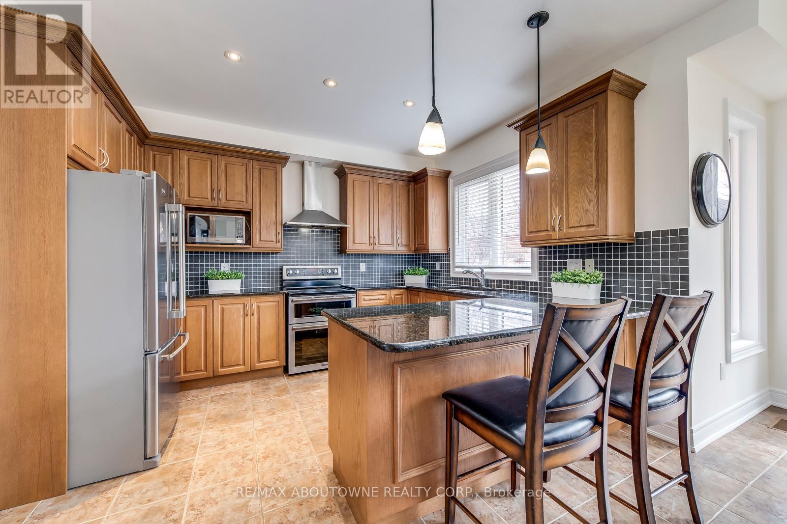 2218 Hatfield Drive, Oakville, Ontario  L6M 4W4 - Photo 14 - W12183422