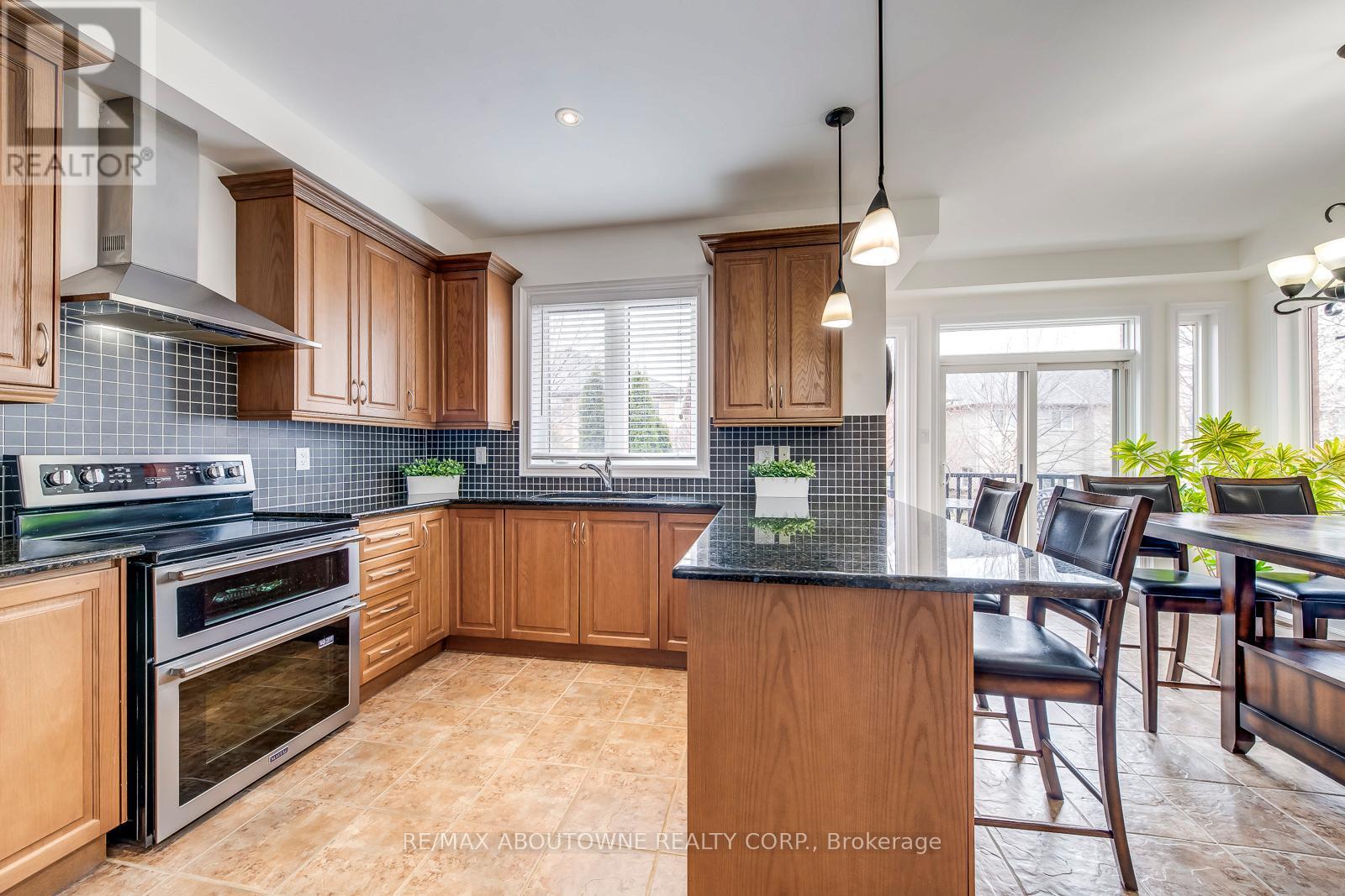 2218 Hatfield Drive, Oakville, Ontario  L6M 4W4 - Photo 15 - W12183422