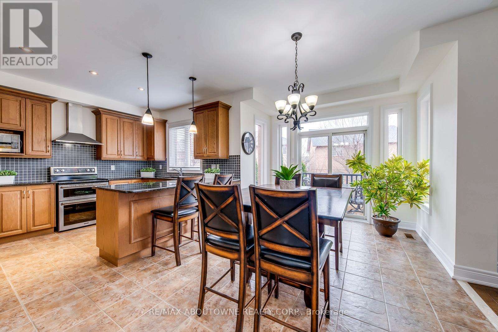 2218 Hatfield Drive, Oakville, Ontario  L6M 4W4 - Photo 18 - W12183422