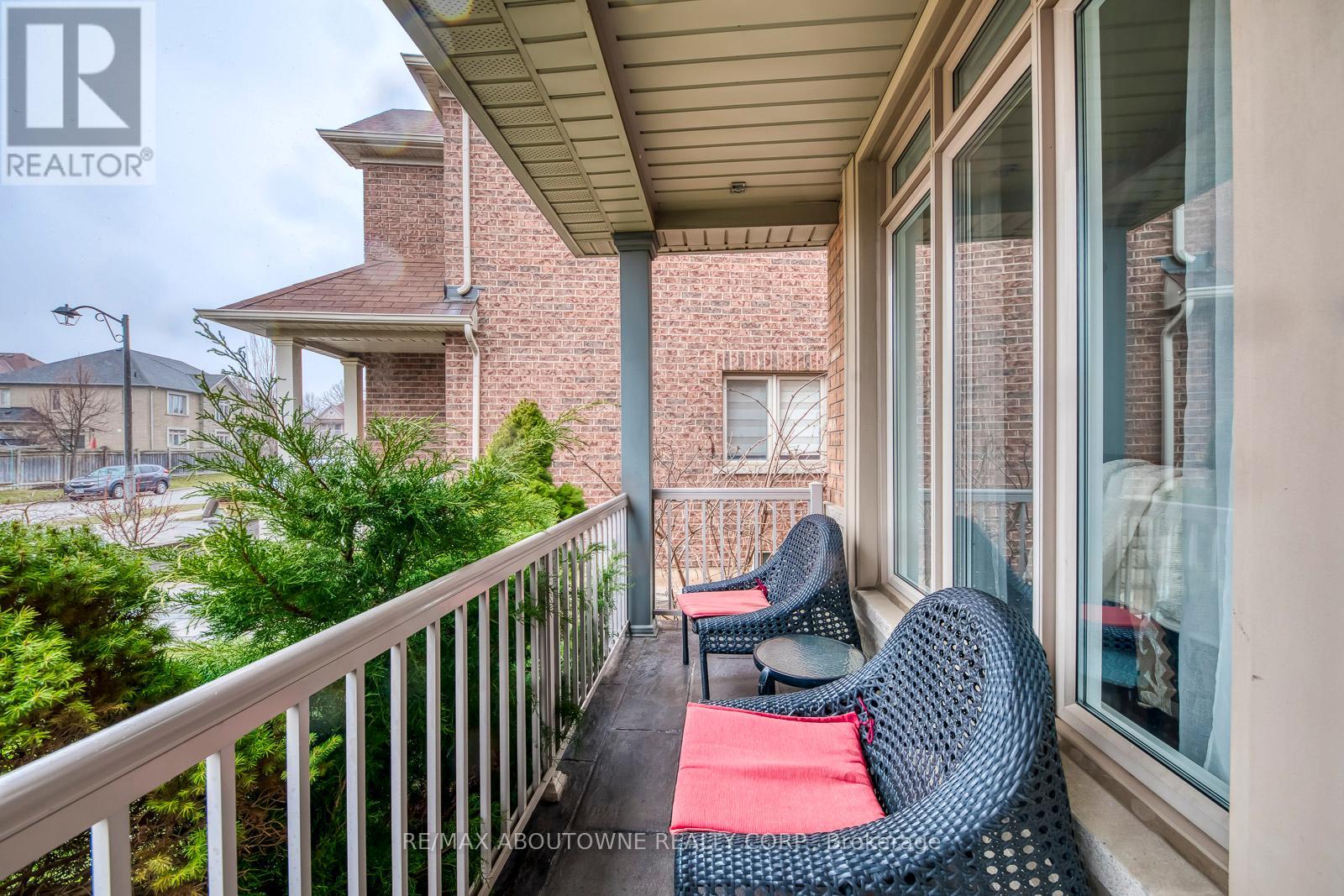 2218 Hatfield Drive, Oakville, Ontario  L6M 4W4 - Photo 2 - W12183422