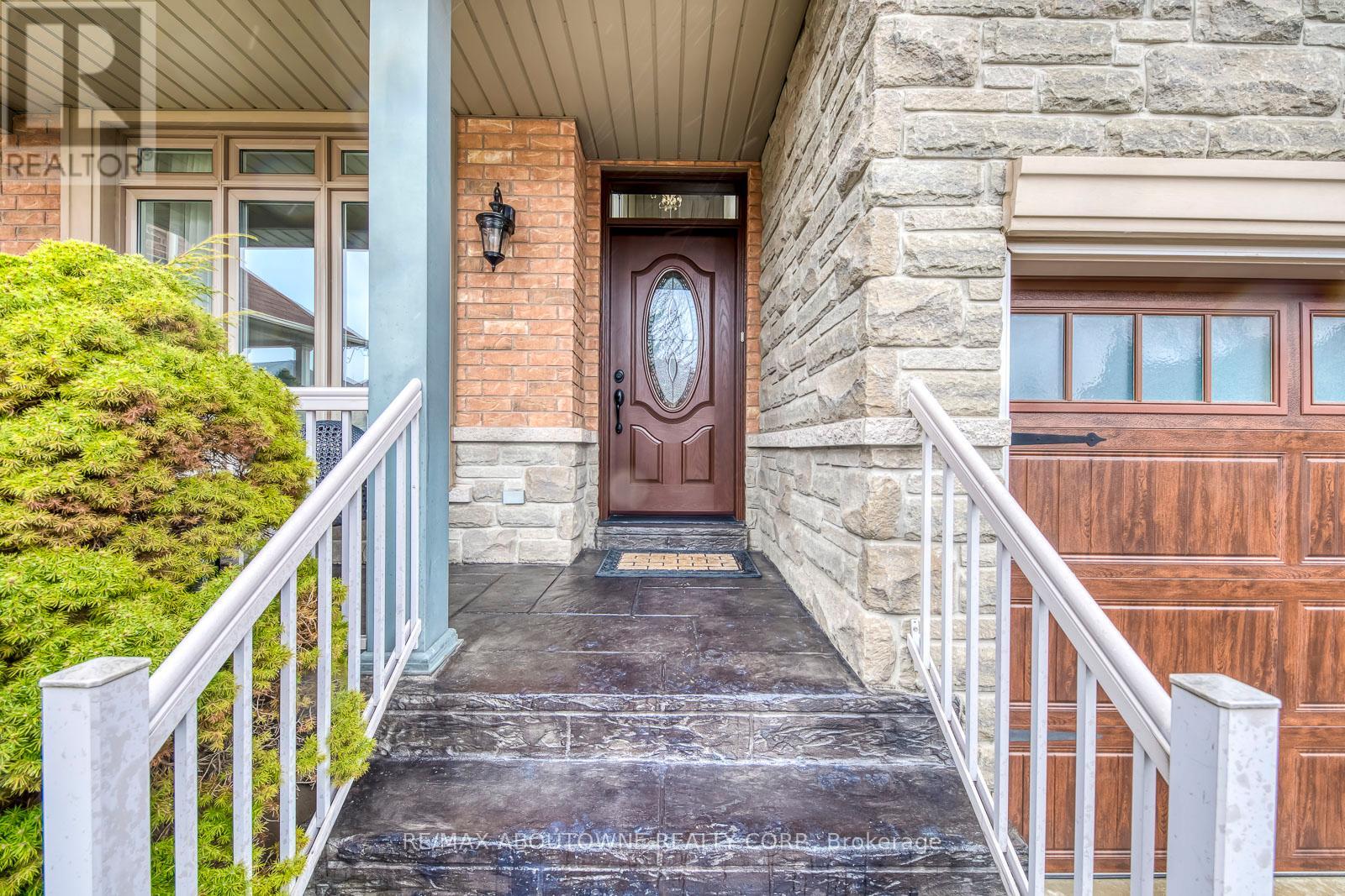 2218 Hatfield Drive, Oakville, Ontario  L6M 4W4 - Photo 3 - W12183422