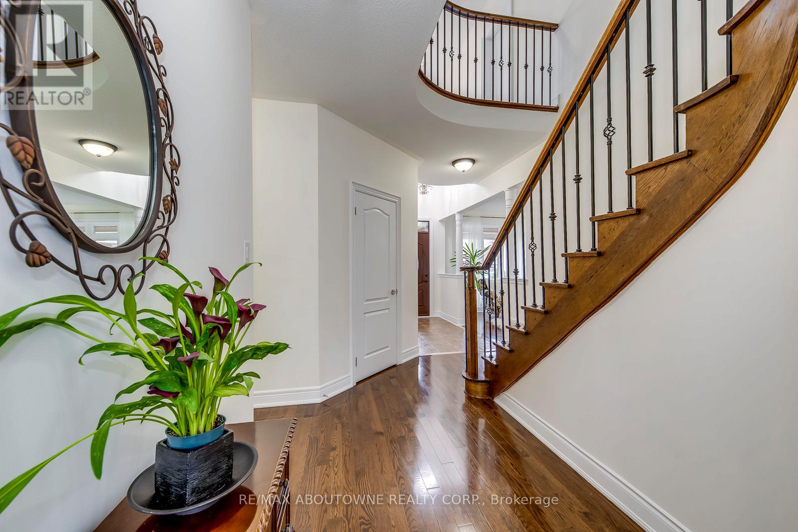 2218 Hatfield Drive, Oakville, Ontario  L6M 4W4 - Photo 9 - W12183422