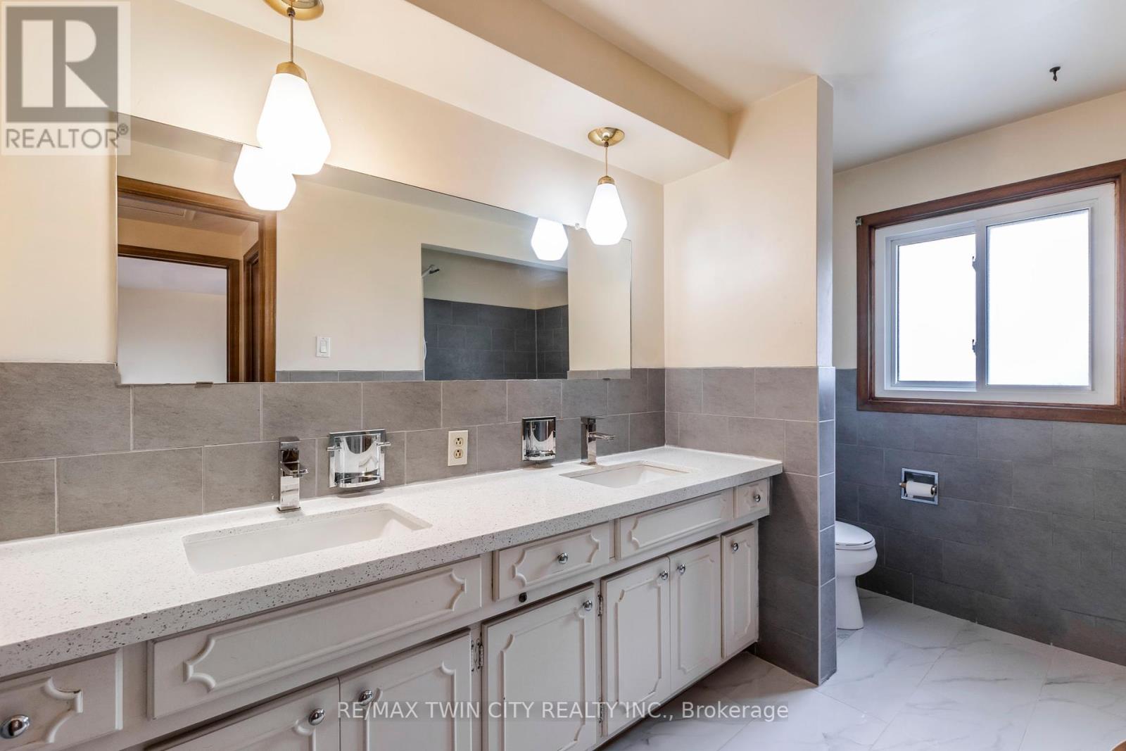 413 Carson Drive, Kitchener, Ontario  N2B 2W5 - Photo 14 - X12183428