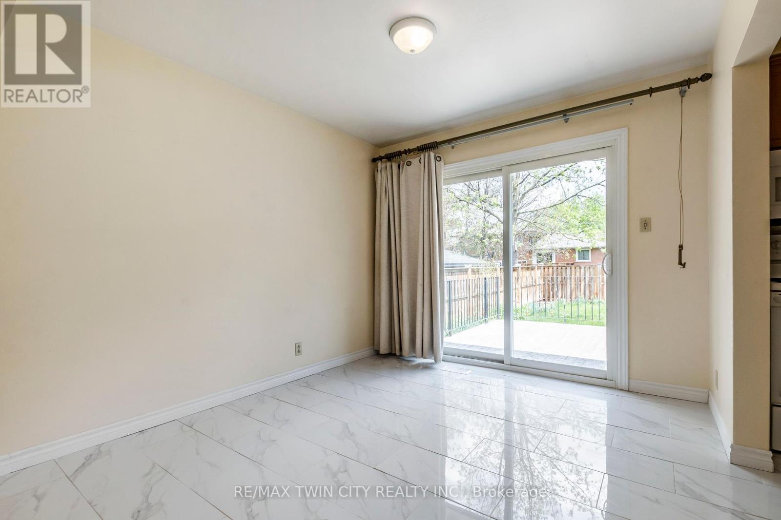 413 Carson Drive, Kitchener, Ontario  N2B 2W5 - Photo 7 - X12183428