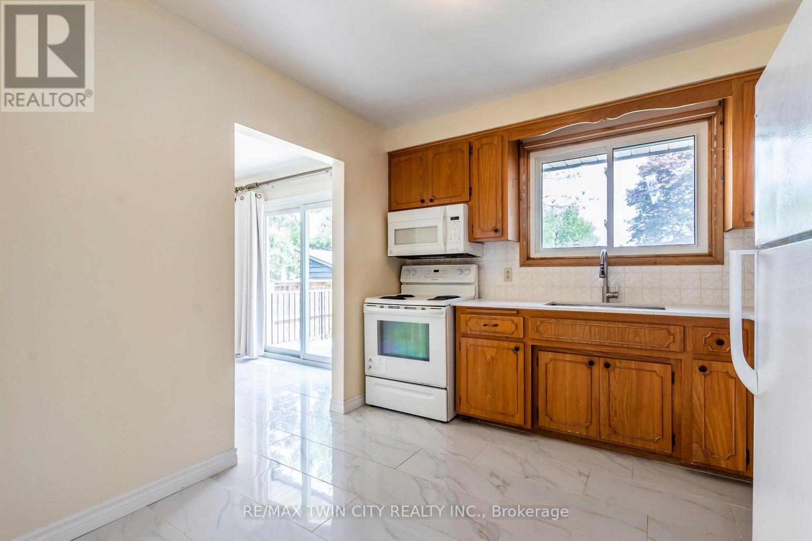 413 Carson Drive, Kitchener, Ontario  N2B 2W5 - Photo 8 - X12183428
