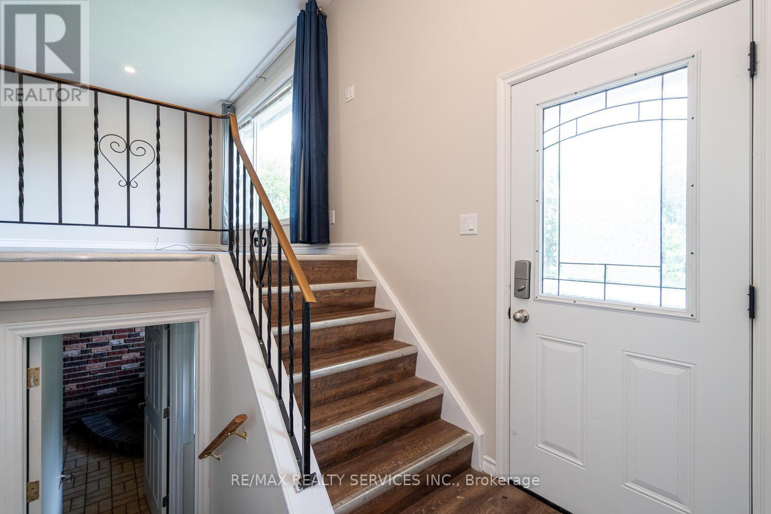 71 Helene Crescent, Waterloo, Ontario  N2L 5E6 - Photo 10 - X12183442