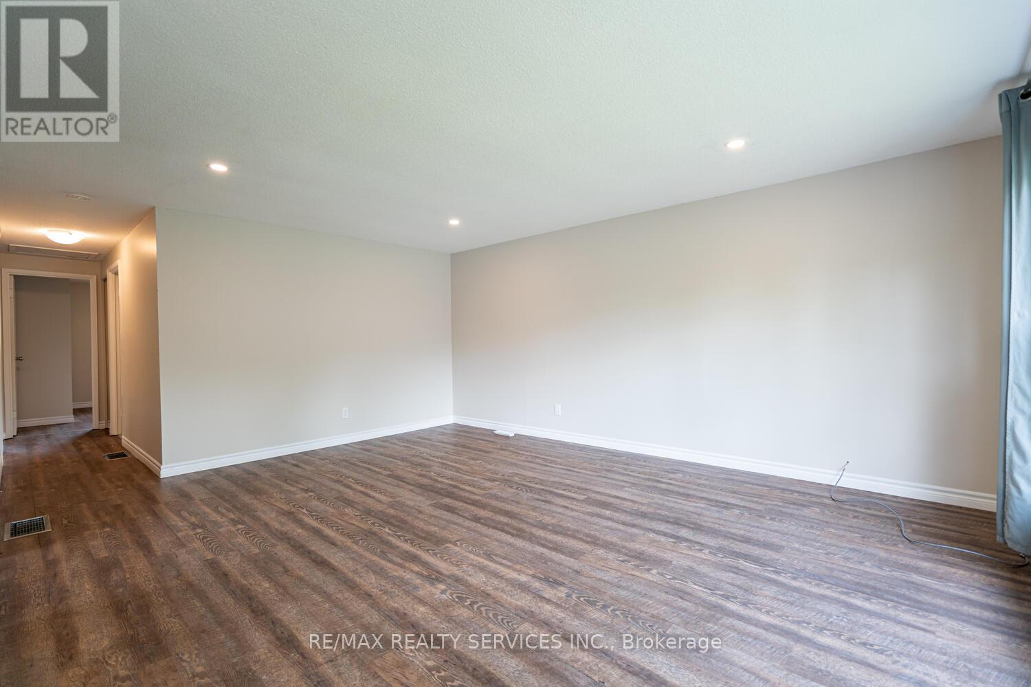 71 Helene Crescent, Waterloo, Ontario  N2L 5E6 - Photo 11 - X12183442