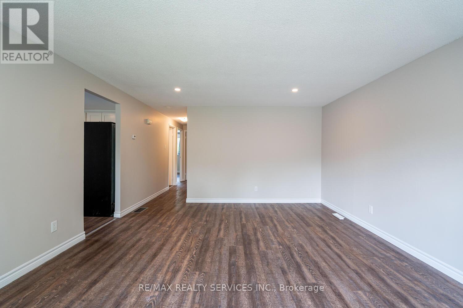 71 Helene Crescent, Waterloo, Ontario  N2L 5E6 - Photo 12 - X12183442