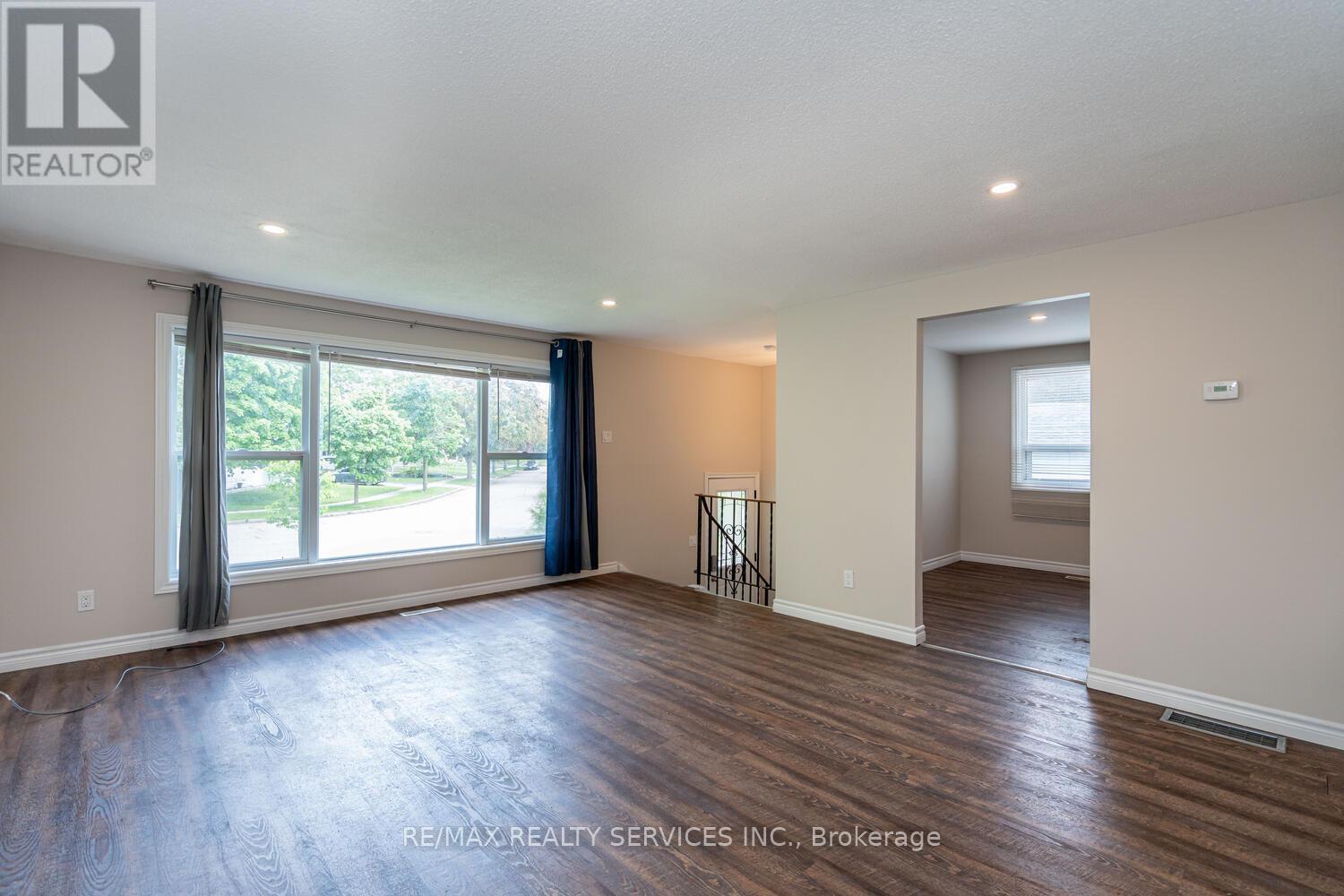 71 Helene Crescent, Waterloo, Ontario  N2L 5E6 - Photo 14 - X12183442