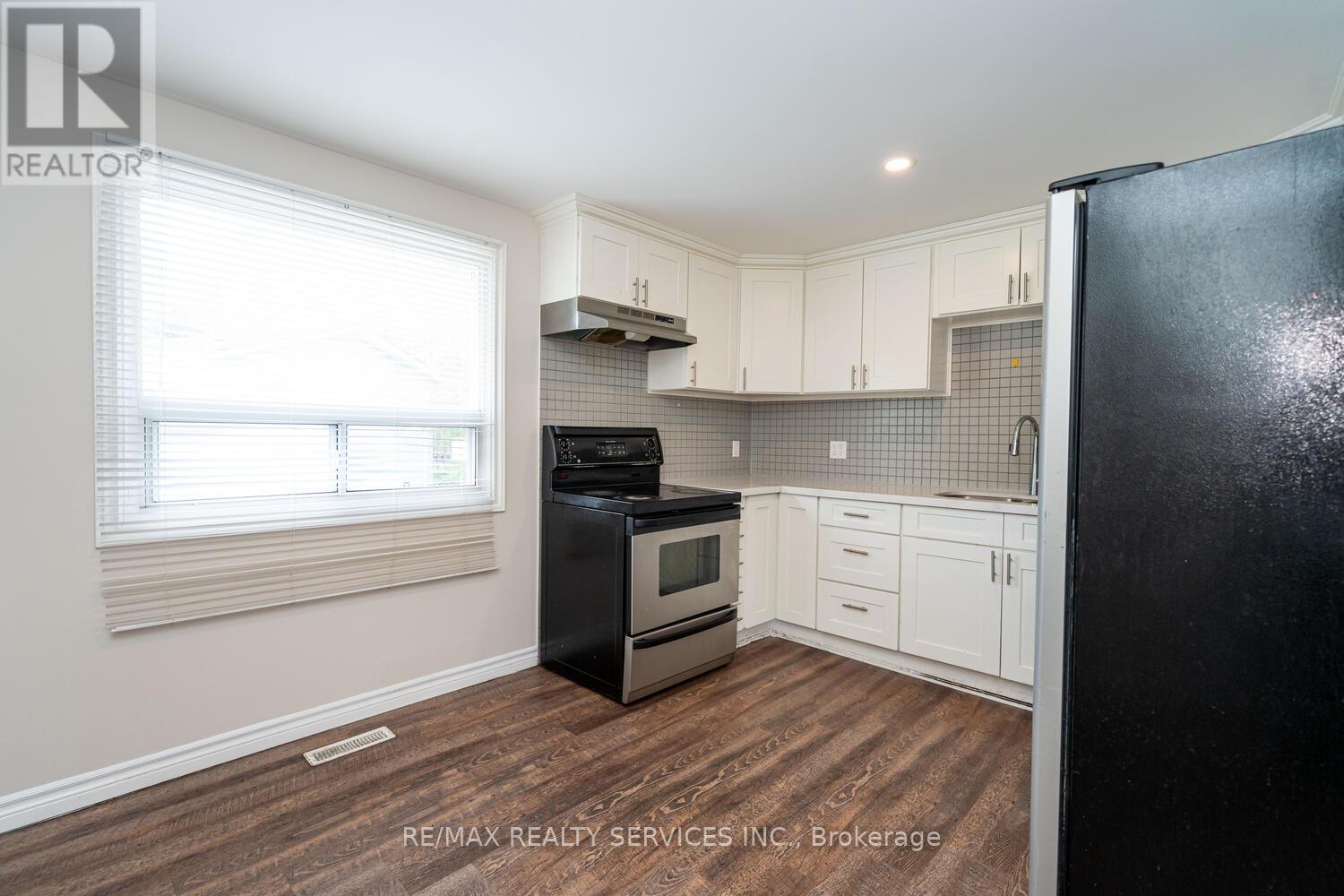 71 Helene Crescent, Waterloo, Ontario  N2L 5E6 - Photo 16 - X12183442