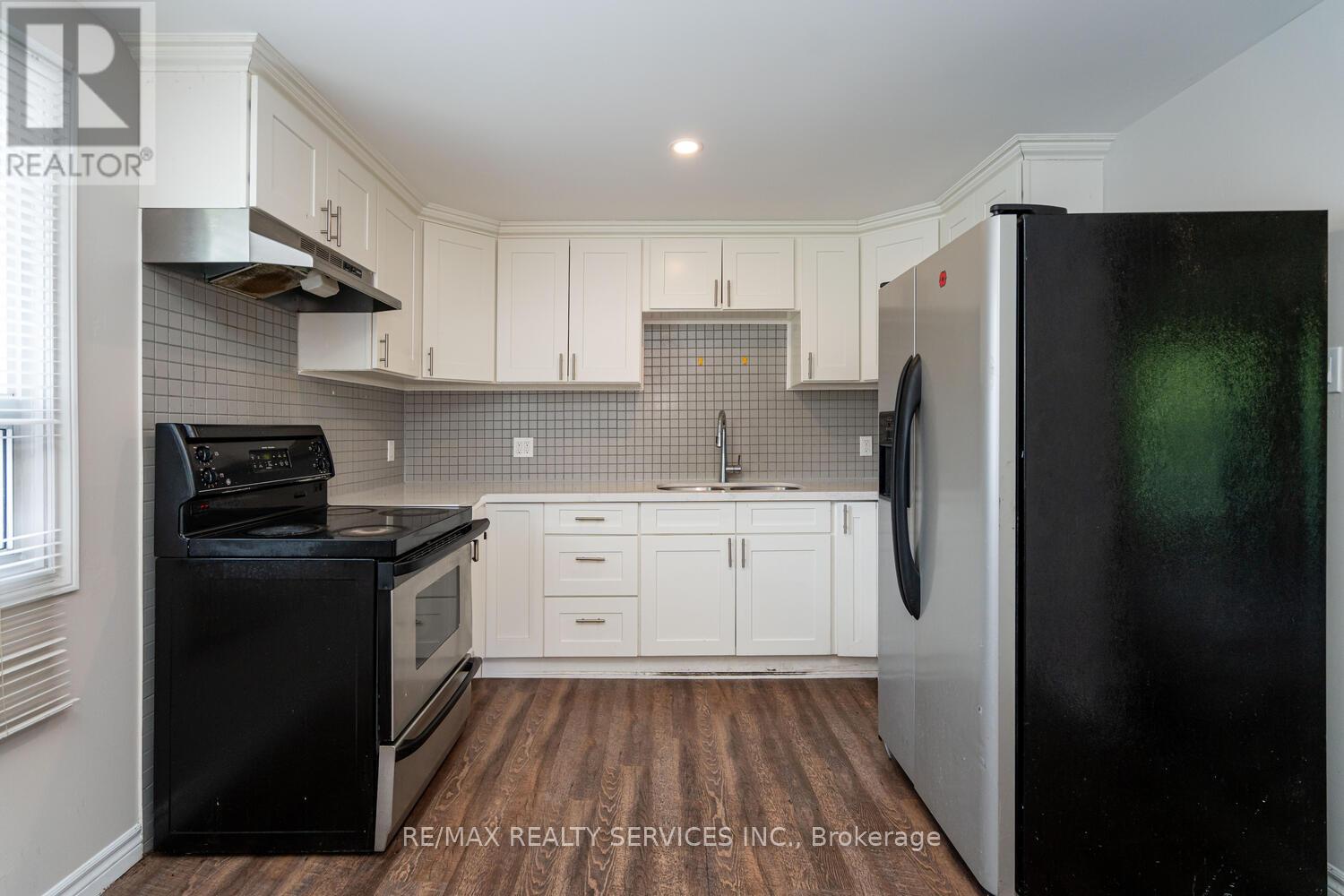 71 Helene Crescent, Waterloo, Ontario  N2L 5E6 - Photo 17 - X12183442