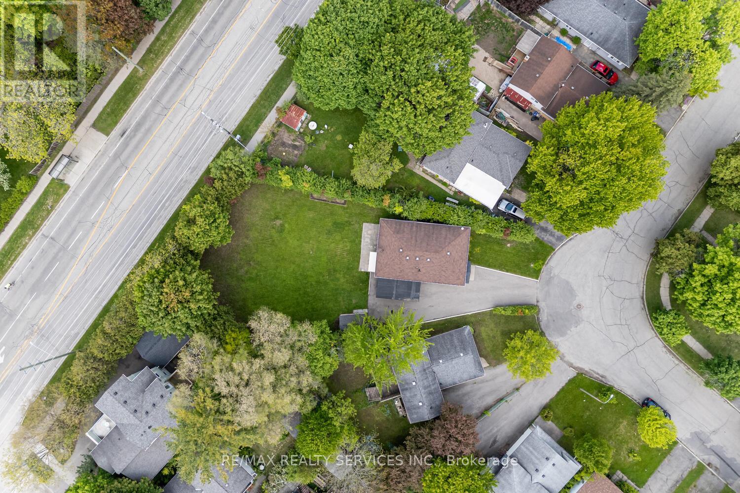71 Helene Crescent, Waterloo, Ontario  N2L 5E6 - Photo 2 - X12183442