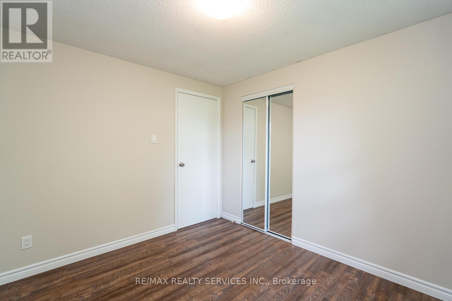 71 Helene Crescent, Waterloo, Ontario  N2L 5E6 - Photo 24 - X12183442