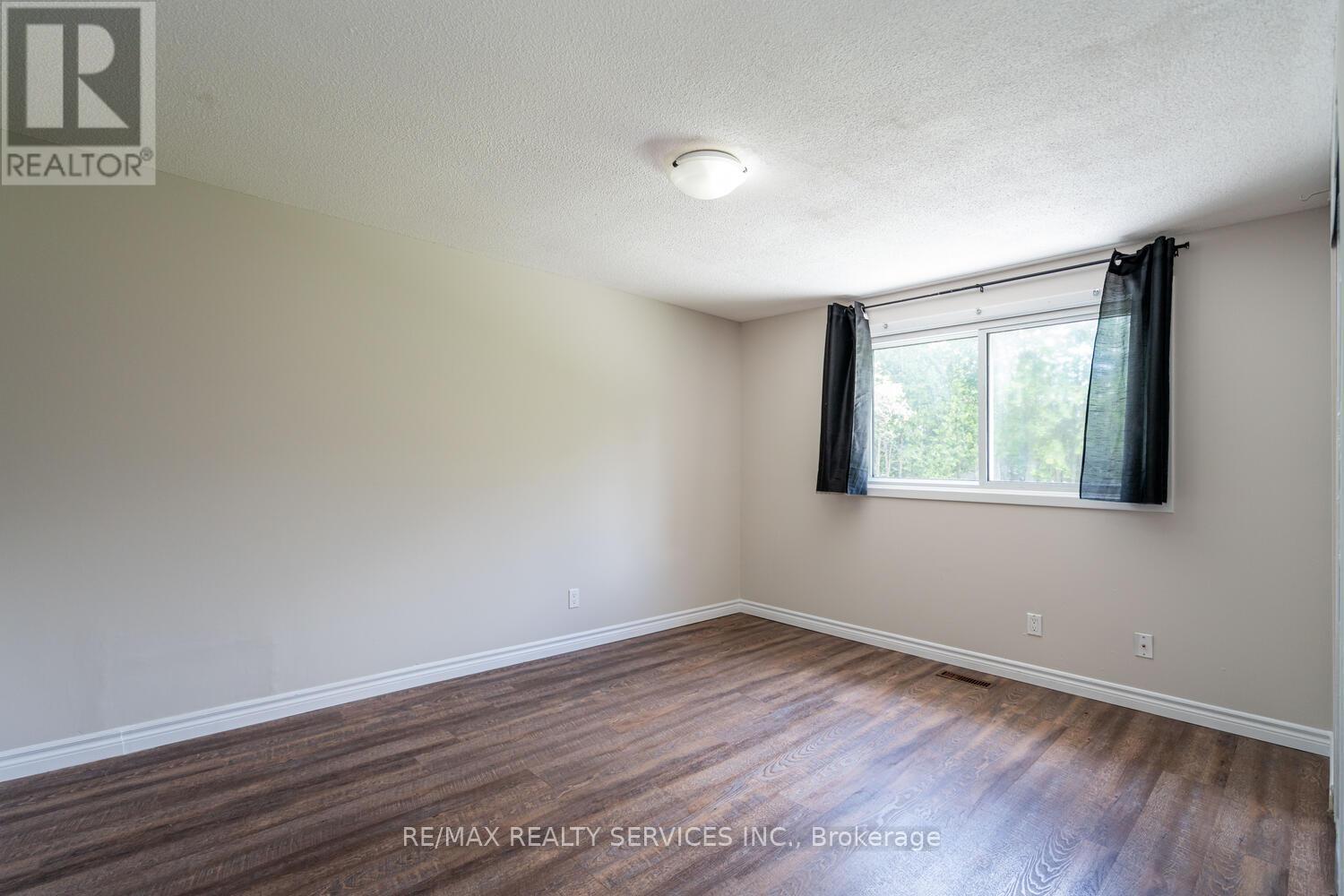 71 Helene Crescent, Waterloo, Ontario  N2L 5E6 - Photo 26 - X12183442