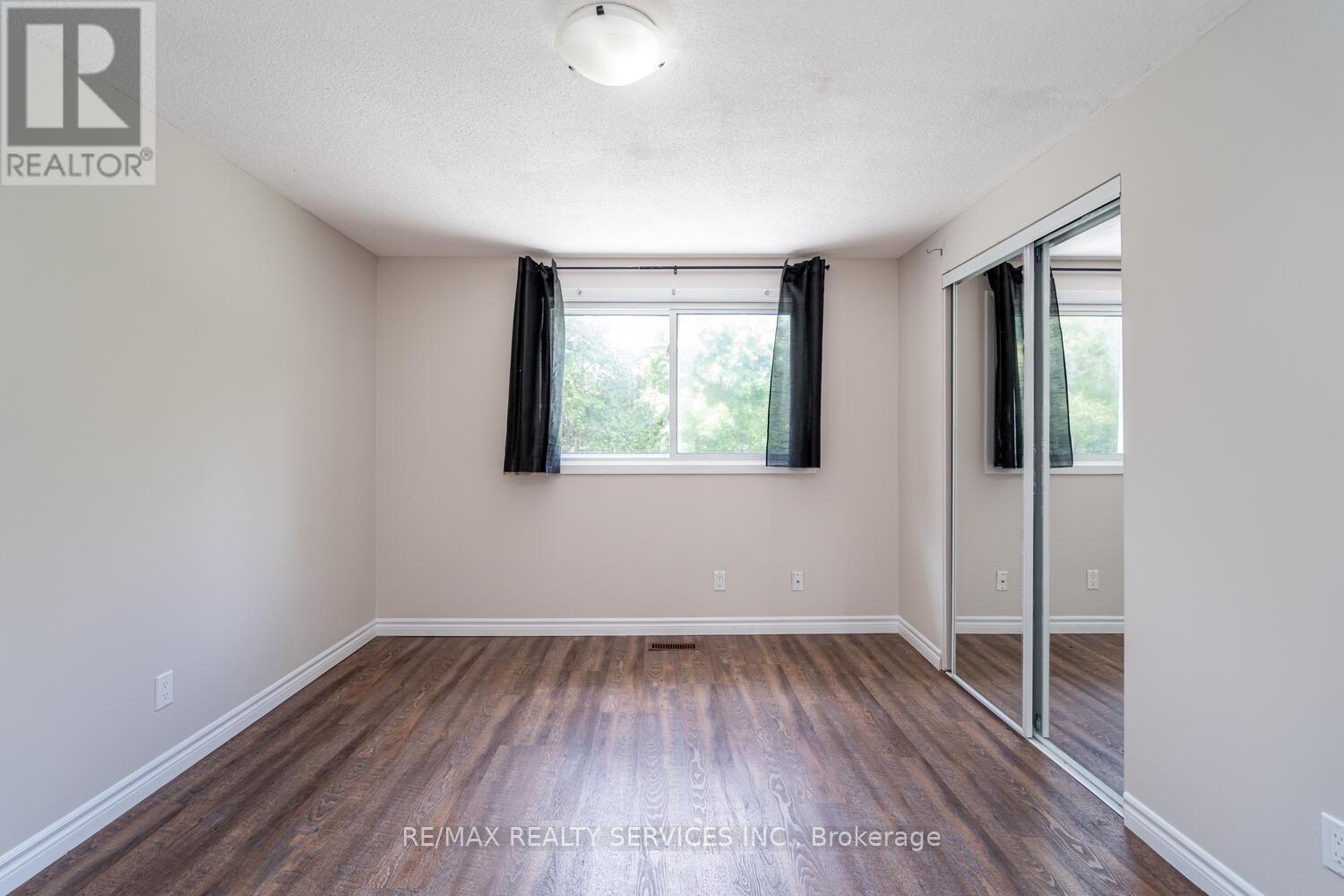 71 Helene Crescent, Waterloo, Ontario  N2L 5E6 - Photo 27 - X12183442