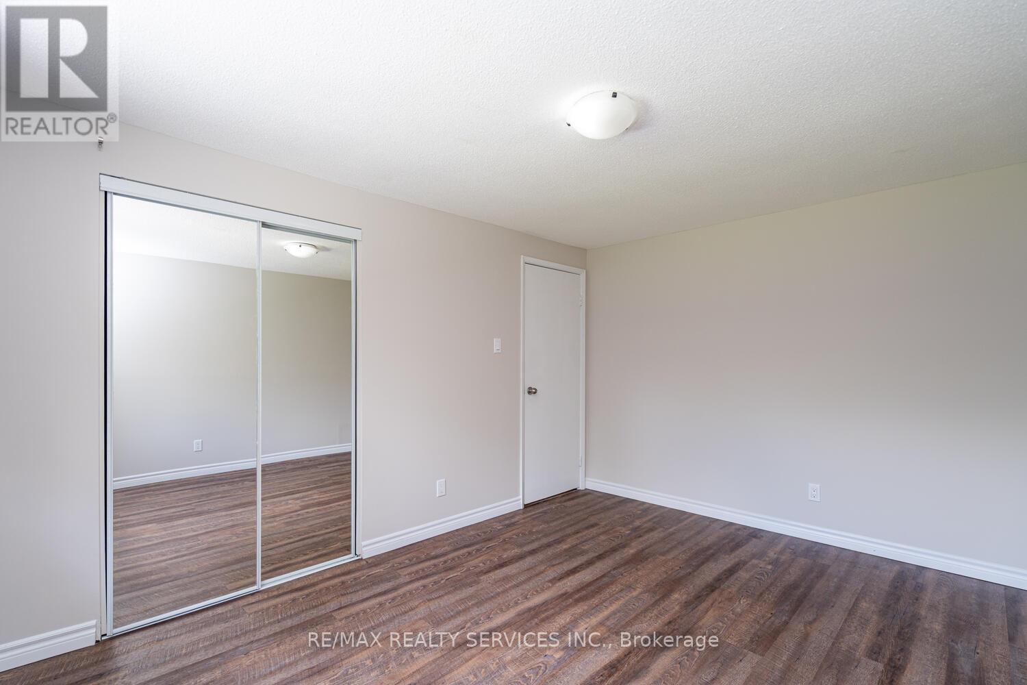 71 Helene Crescent, Waterloo, Ontario  N2L 5E6 - Photo 28 - X12183442